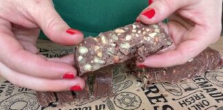 И без фурна ще шашнете гостите с този десерт: Шоко барчета с орехи и малини – готови за минути, пълни с енергия и вкус